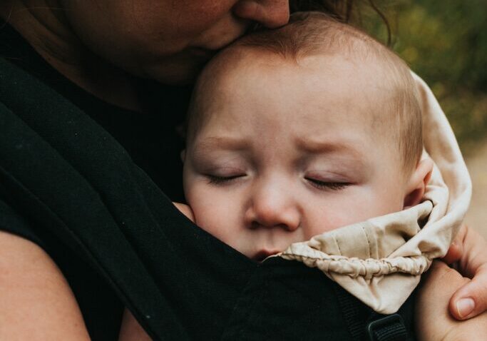 Maman et bébé, sommeil difficile après une maternité intense